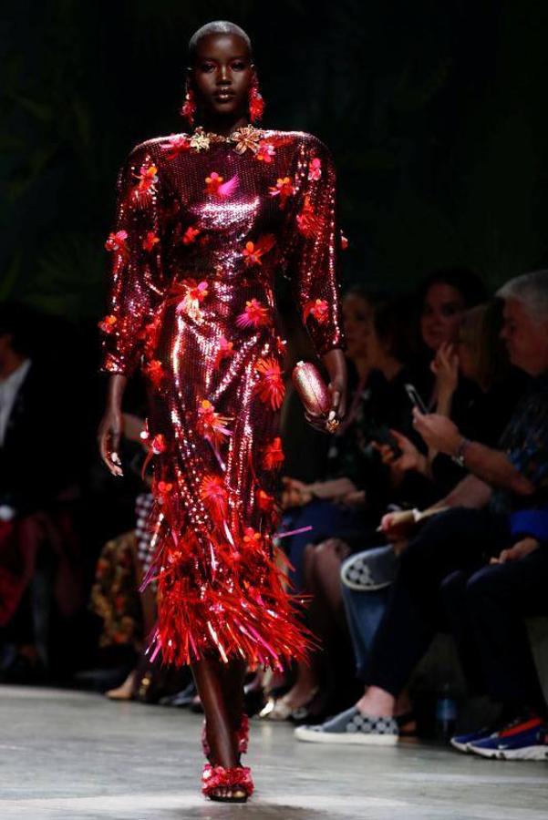 La pasarela de la Milán Fashion Week presenció el desfile de Versace donde desfiló Jennifer López con el mítico vestido que llevó en los Grammy del año 2000