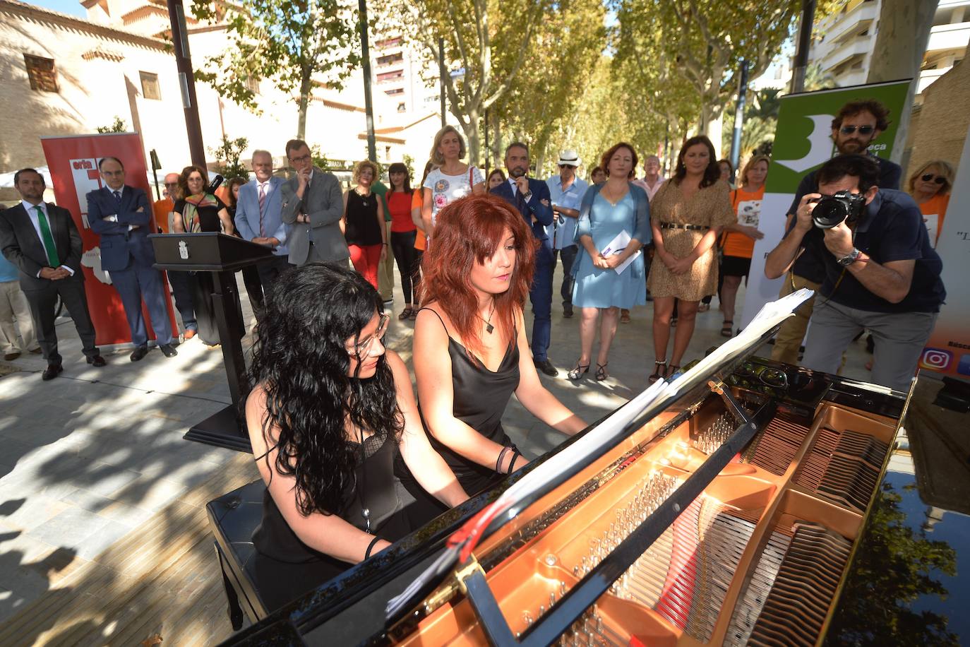 Las pianistas Acacia Rico y Lidia Haro, amenizando la presentación de la Feria del Libro de Murcia.