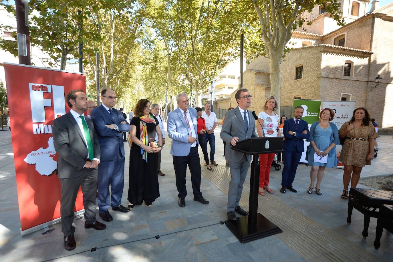 Las pianistas Acacia Rico y Lidia Haro, amenizando la presentación de la Feria del Libro de Murcia.