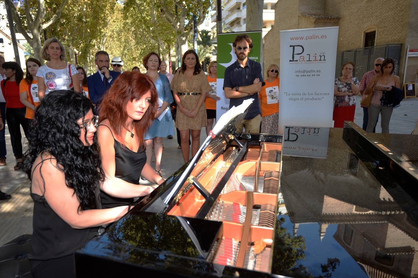 Las pianistas Acacia Rico y Lidia Haro, amenizando la presentación de la Feria del Libro de Murcia.