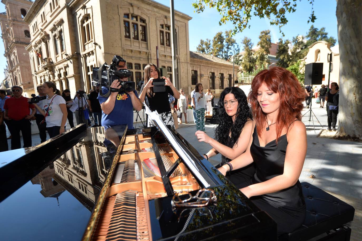 Las pianistas Acacia Rico y Lidia Haro, amenizando la presentación de la Feria del Libro de Murcia.