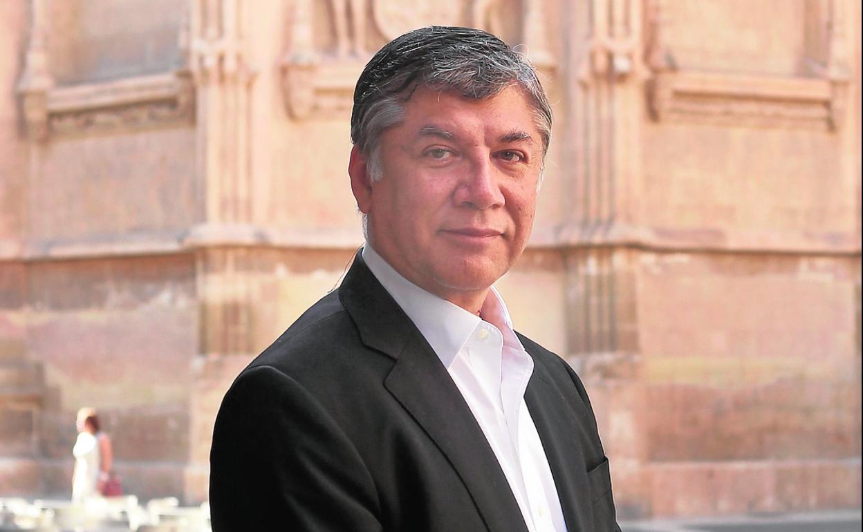 El ministro peruano Miguel Luis Estrada, ayer, con la Catedral de Murcia, al fondo. 
