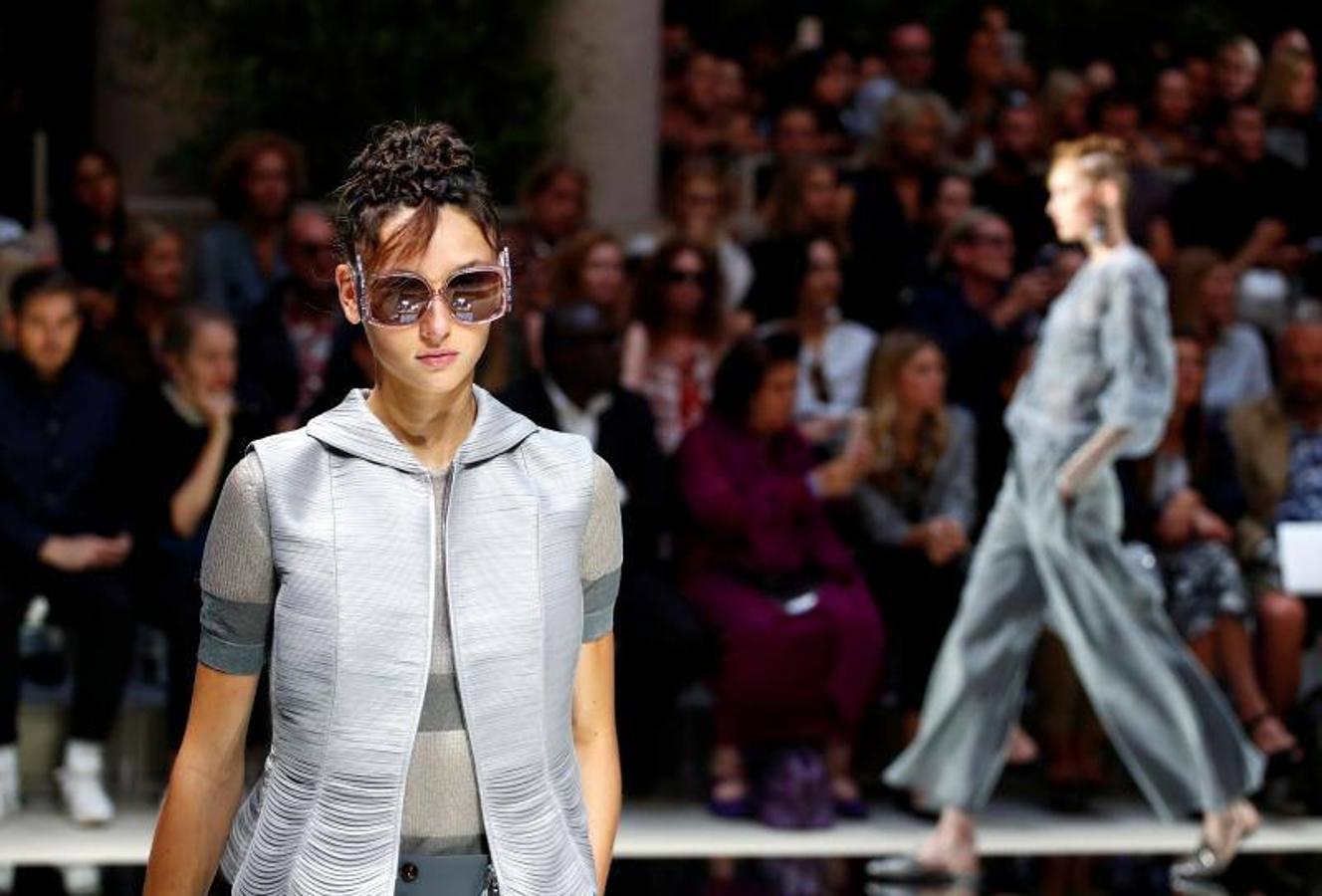 Los diseños Primavera/Verano 2020 de Giorgio Armani desfilan en la Milán Fashion Week