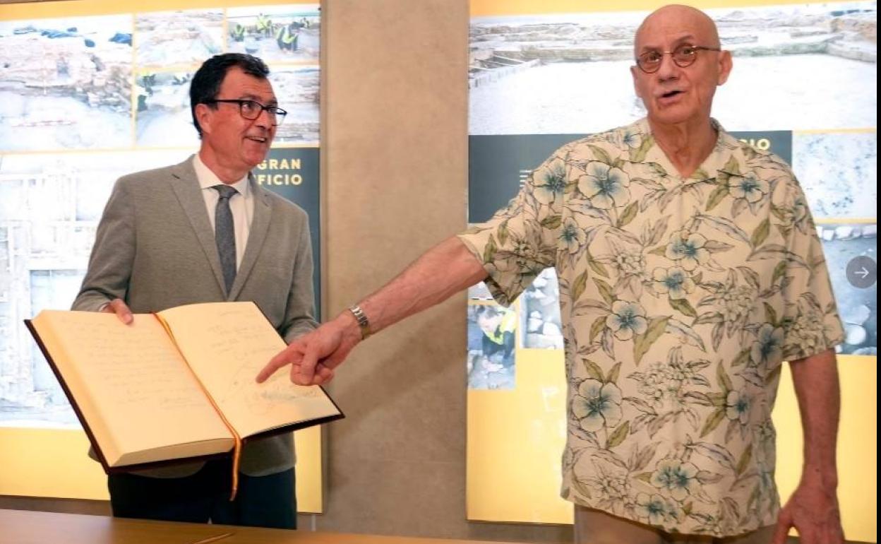 El alcalde de Murcia, José Ballesta, y el escritor estadounidense James Ellroy.