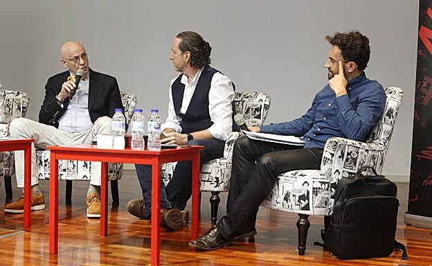 James Ellroy, Jerónimo Tristante y Manuel Madrid, durante el coloquio en la Biblioteca Regional.