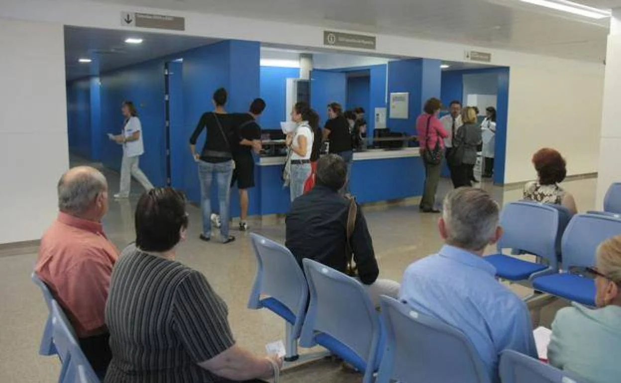 Pacientes en una sala de espera del hospital Santa Lucía, en una foto de archivo.