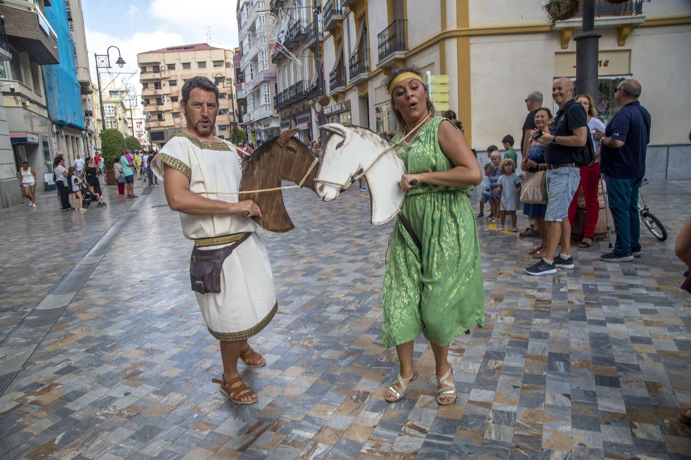 El desfile infantil y las actividades organizadas en la Plaza de San Francisco llenaron ayer el casco histórico de niños caracterizados como legionarios, mercenarios, sacerdotes, sacerdotisas, príncipes y princesas.