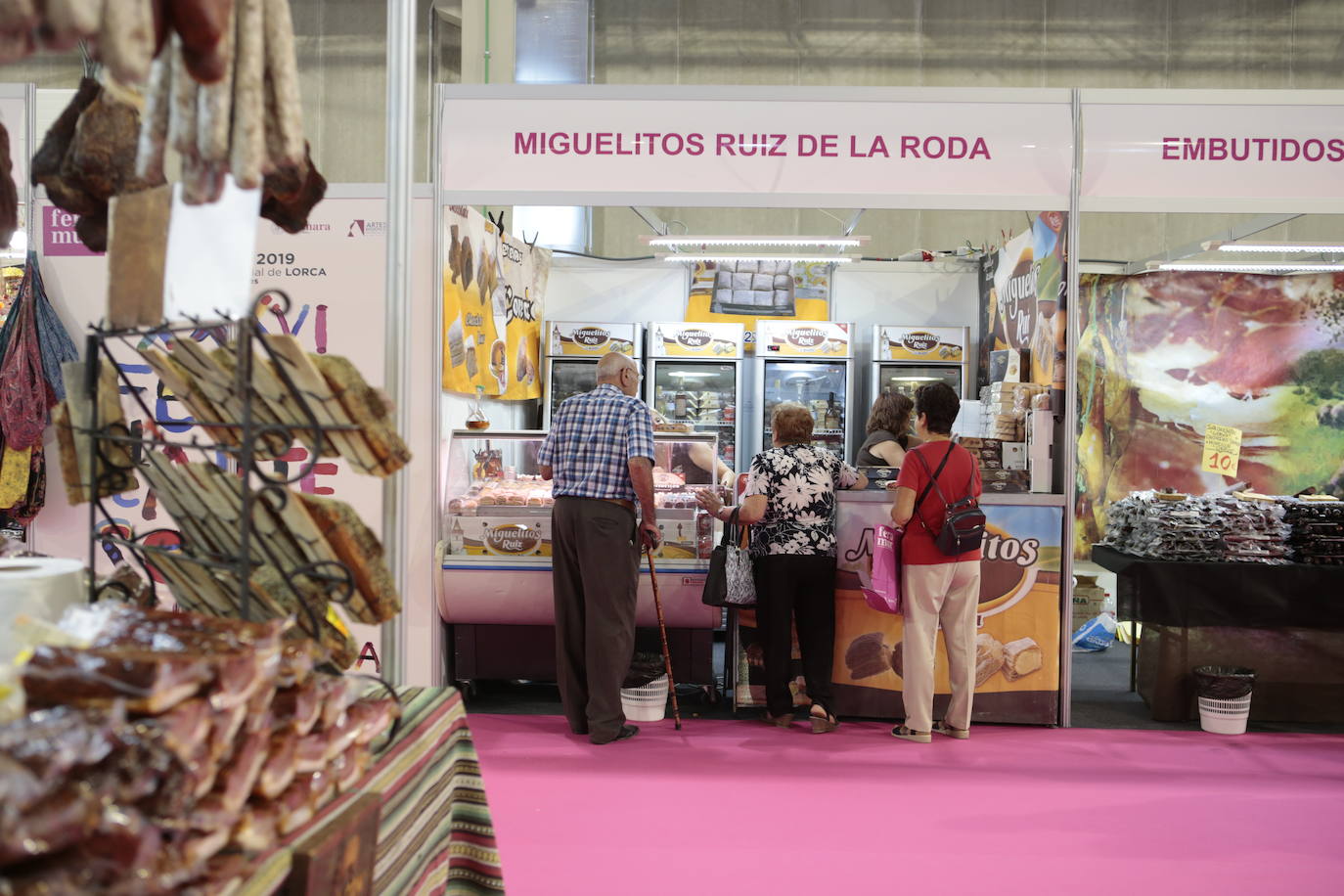 Oficios casi extinguidos, como la cestería, y otros en auge, como la cosmética natural, se pueden ver hasta el domingo en Lorca.