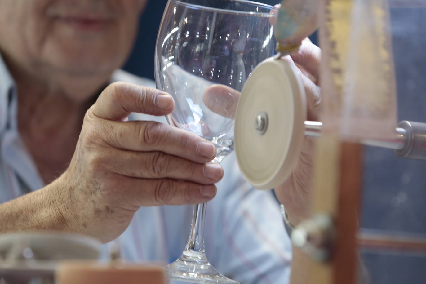 Oficios casi extinguidos, como la cestería, y otros en auge, como la cosmética natural, se pueden ver hasta el domingo en Lorca.