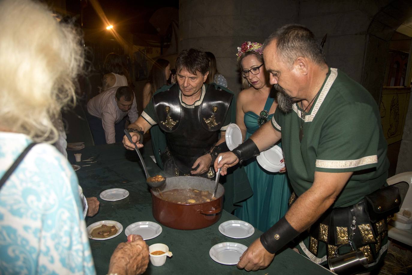 Las Amazonas de Capadocia marchan en comitiva, con antorchas en una salida de su cuartel.