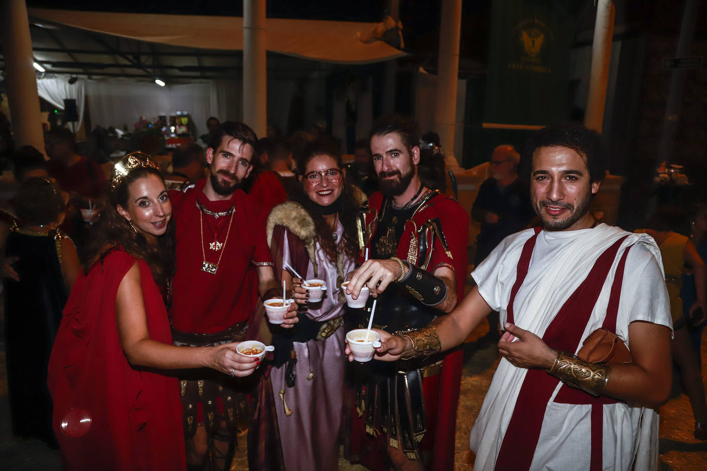 Las Amazonas de Capadocia marchan en comitiva, con antorchas en una salida de su cuartel.