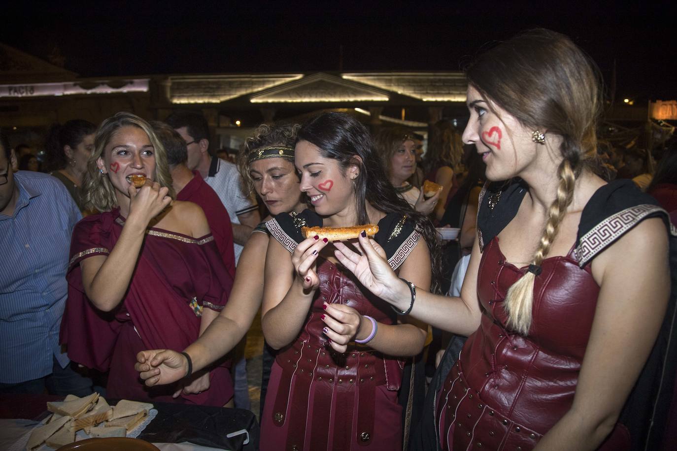 Las Amazonas de Capadocia marchan en comitiva, con antorchas en una salida de su cuartel.