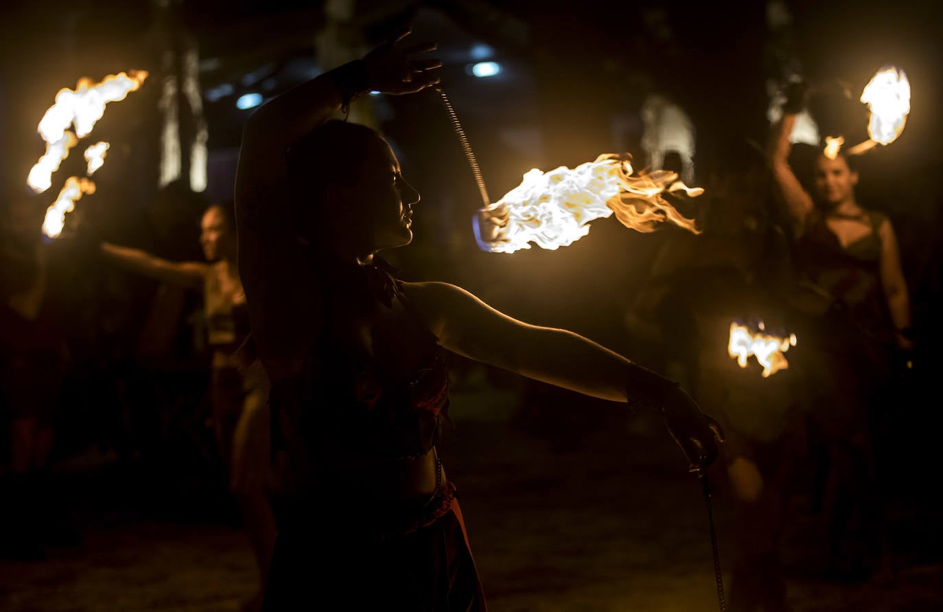 Las Amazonas de Capadocia marchan en comitiva, con antorchas en una salida de su cuartel.