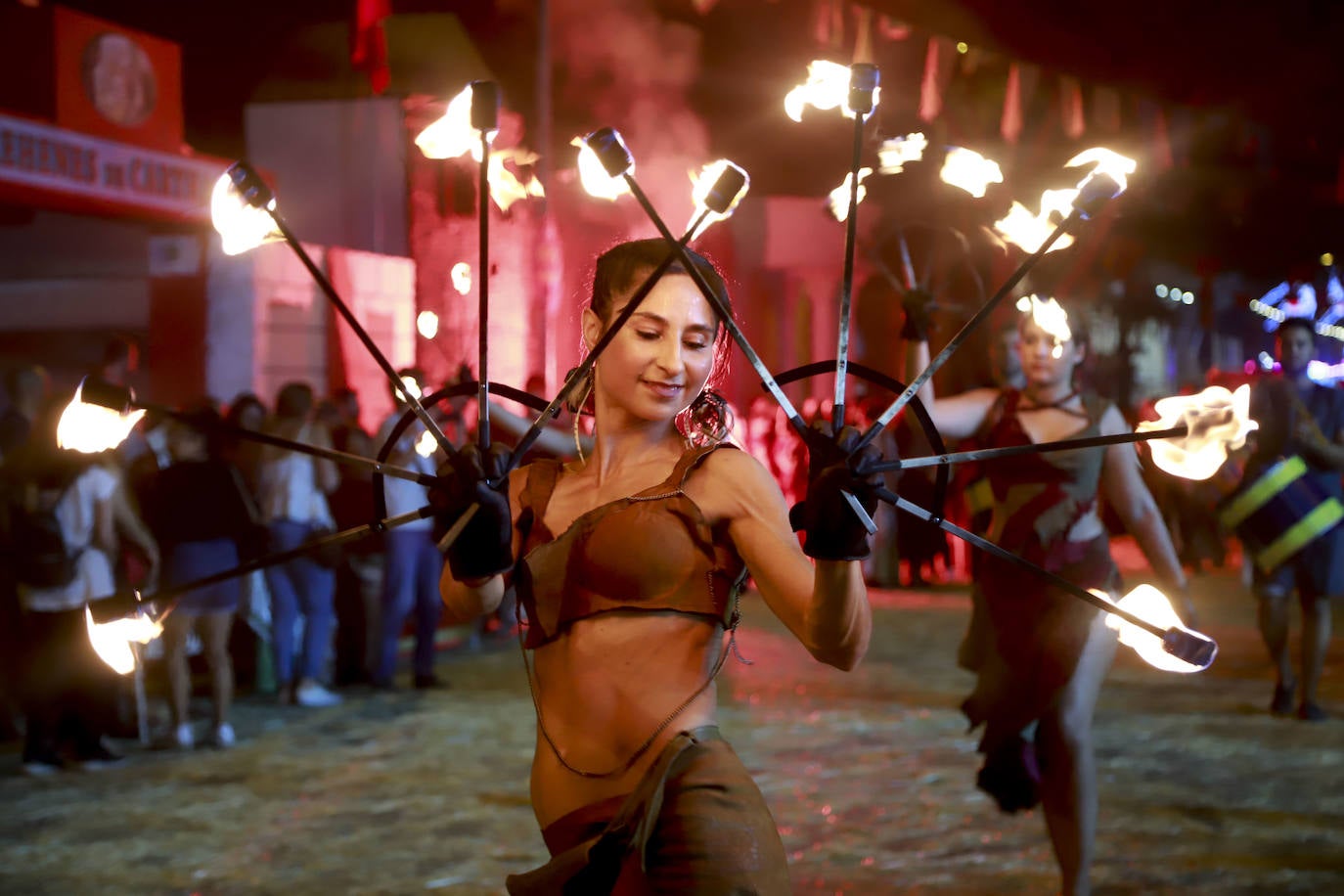Las Amazonas de Capadocia marchan en comitiva, con antorchas en una salida de su cuartel.