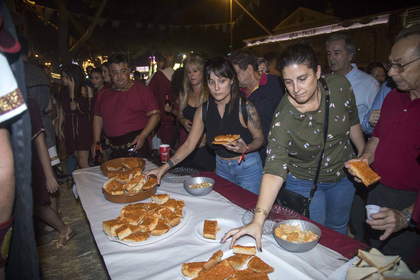 Las Amazonas de Capadocia marchan en comitiva, con antorchas en una salida de su cuartel.
