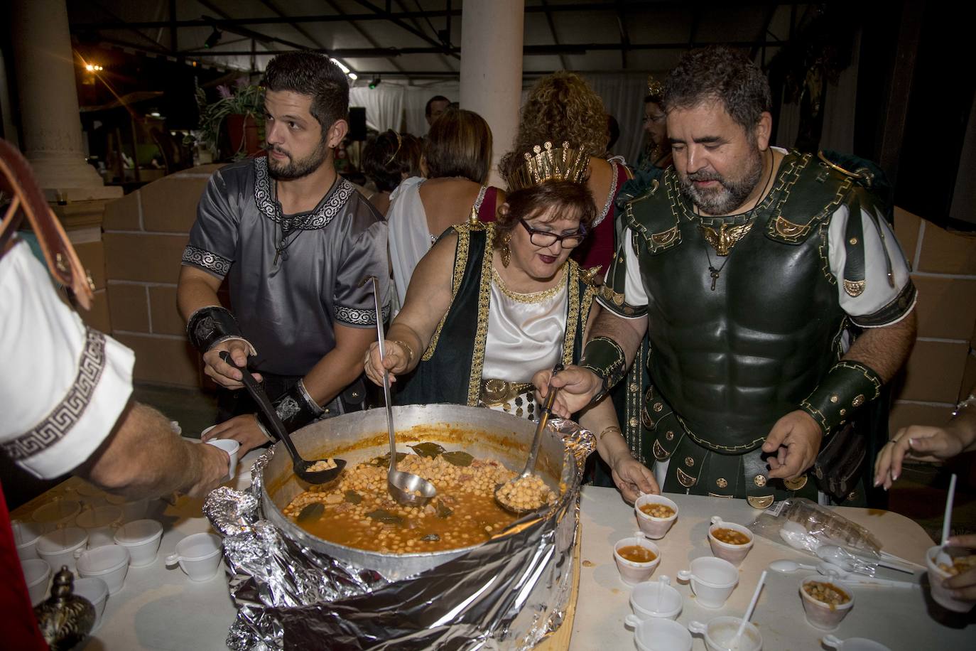 Las Amazonas de Capadocia marchan en comitiva, con antorchas en una salida de su cuartel.