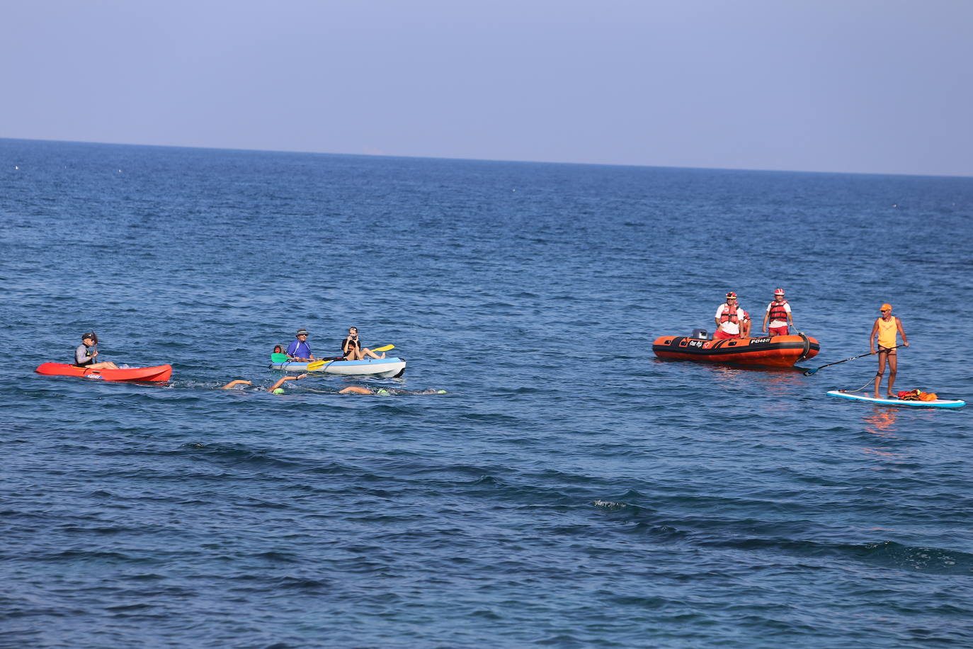 Cuatro nadadoras del Club Master Madrid completan una travesía entre Mazarrón y Águilas para llamar la atención sobre las basuras marinas y la contaminación de los océanos