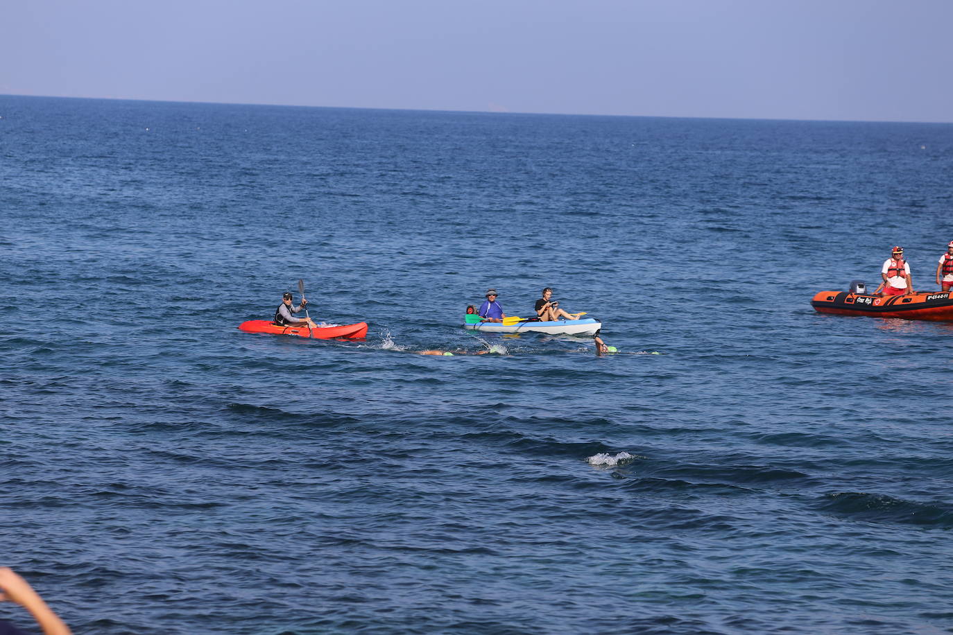 Cuatro nadadoras del Club Master Madrid completan una travesía entre Mazarrón y Águilas para llamar la atención sobre las basuras marinas y la contaminación de los océanos