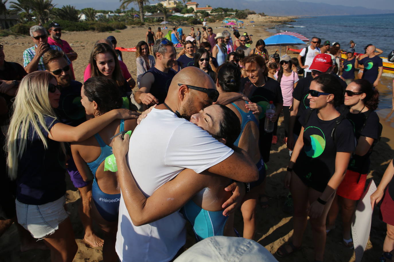 Cuatro nadadoras del Club Master Madrid completan una travesía entre Mazarrón y Águilas para llamar la atención sobre las basuras marinas y la contaminación de los océanos