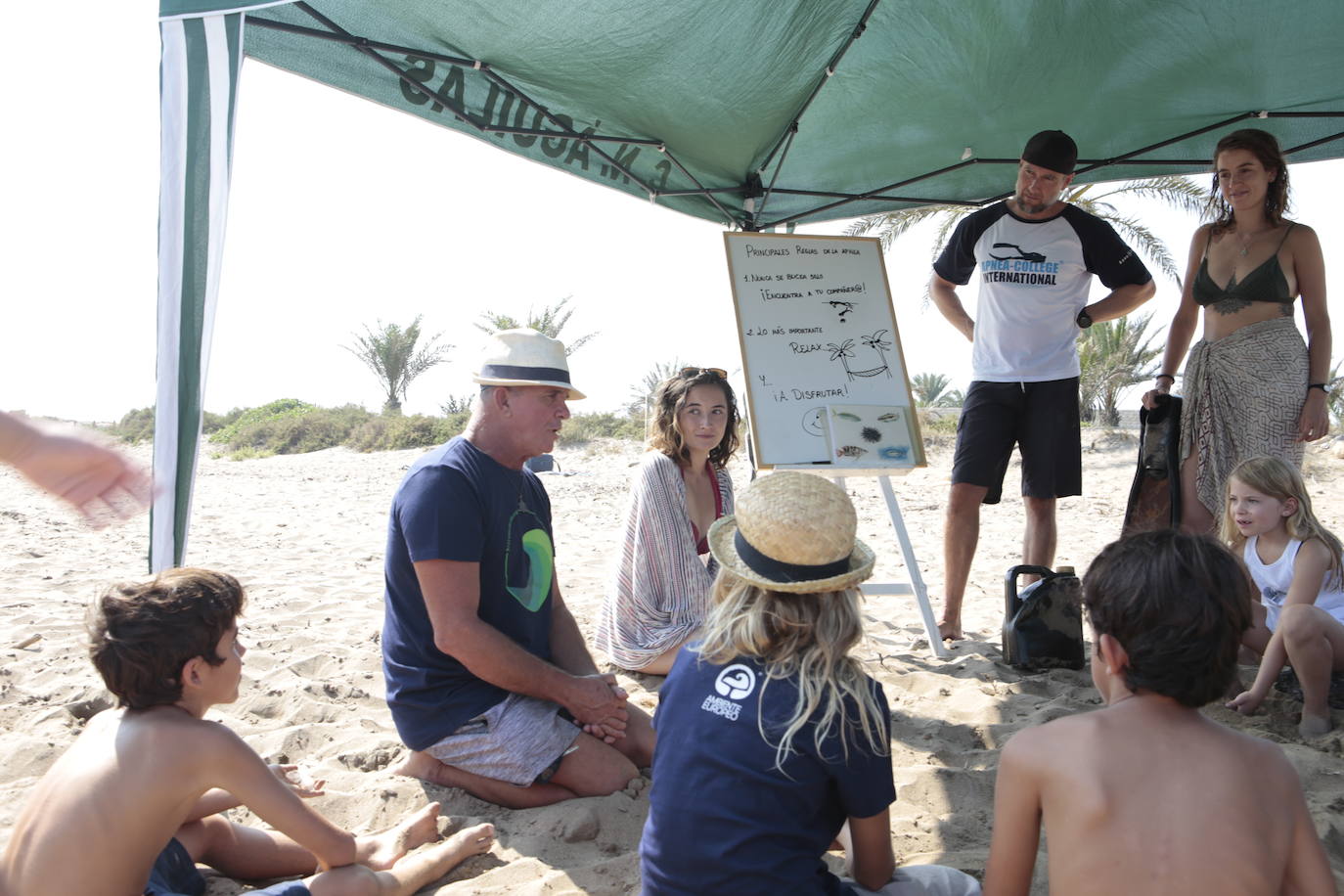 Cuatro nadadoras del Club Master Madrid completan una travesía entre Mazarrón y Águilas para llamar la atención sobre las basuras marinas y la contaminación de los océanos