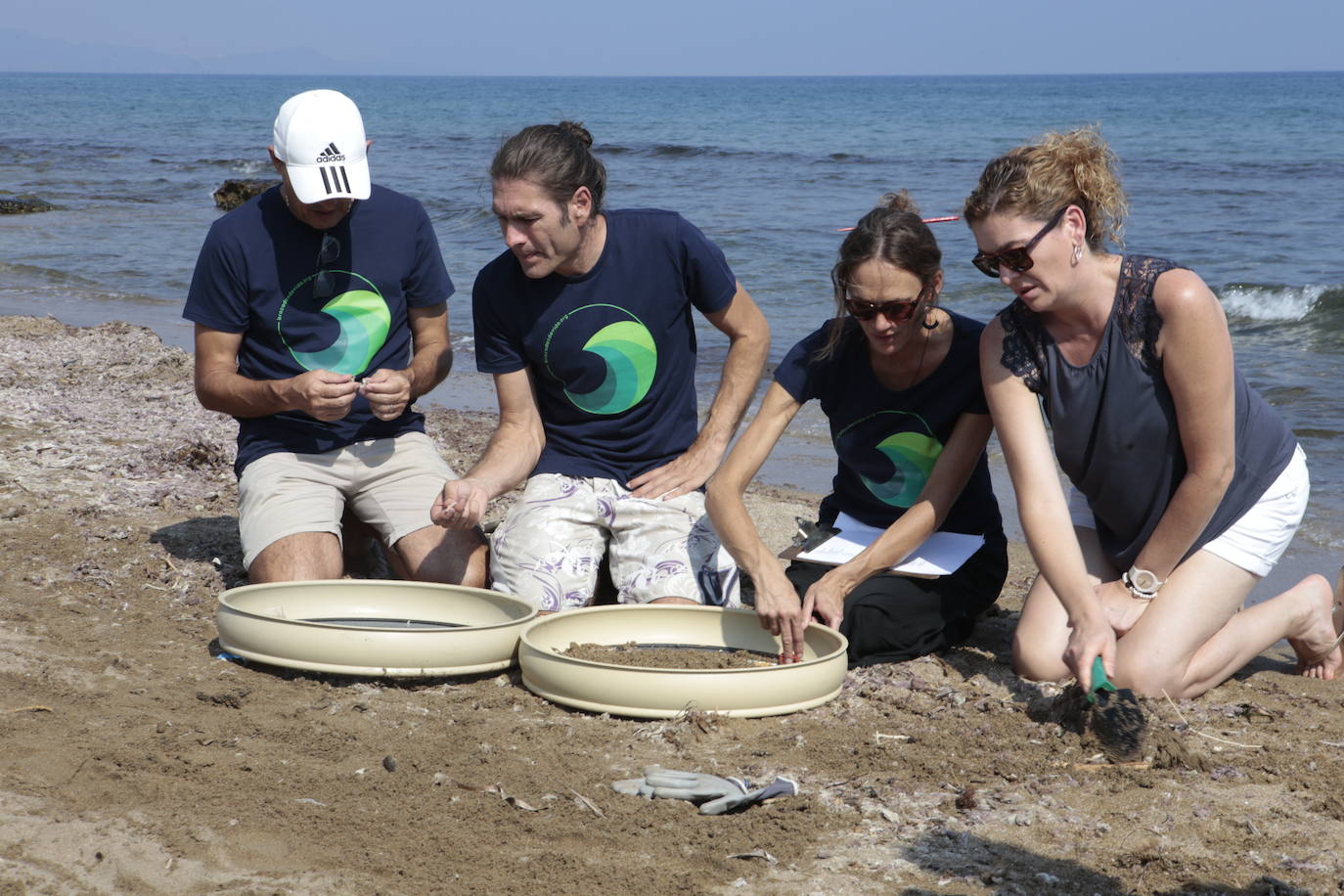 Cuatro nadadoras del Club Master Madrid completan una travesía entre Mazarrón y Águilas para llamar la atención sobre las basuras marinas y la contaminación de los océanos