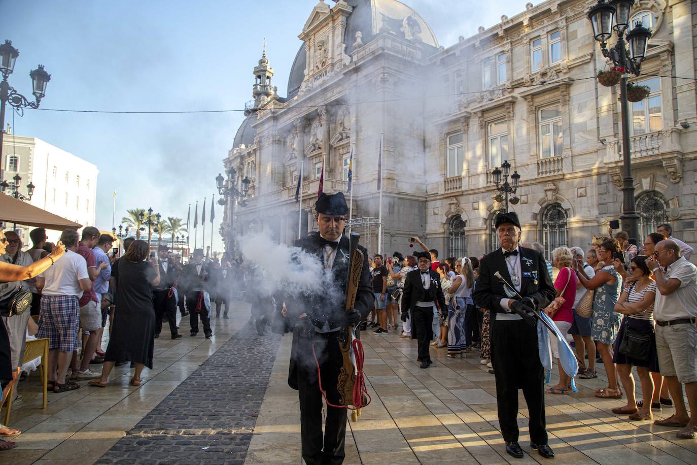 Cinco mil festeros lucen sus mejores galas en un cortejo que duró tres horas y media y que fue seguido por centenares de personas durante todo el recorrido