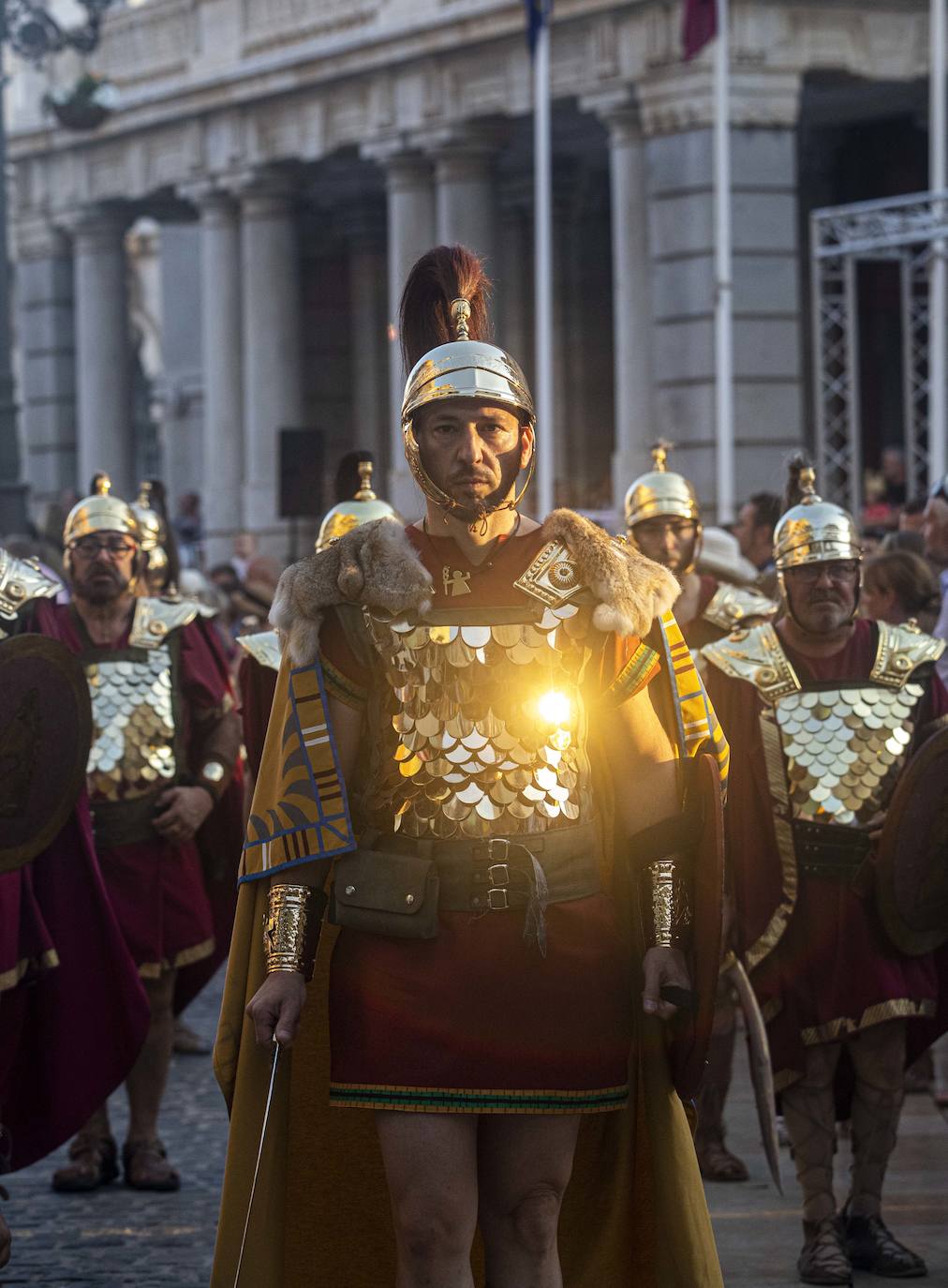 Cinco mil festeros lucen sus mejores galas en un cortejo que duró tres horas y media y que fue seguido por centenares de personas durante todo el recorrido