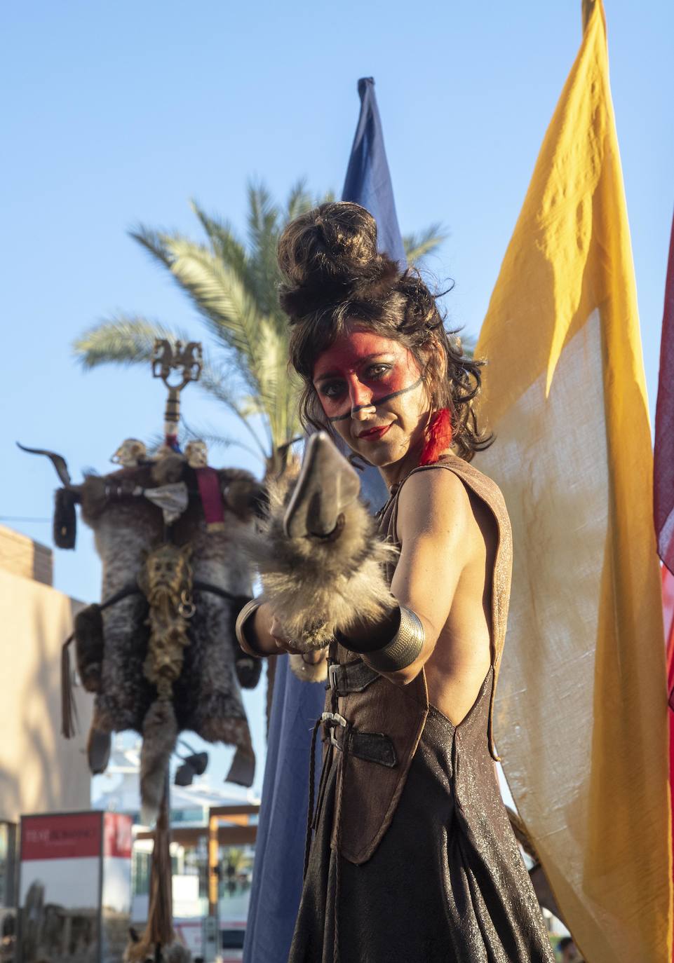 Cinco mil festeros lucen sus mejores galas en un cortejo que duró tres horas y media y que fue seguido por centenares de personas durante todo el recorrido