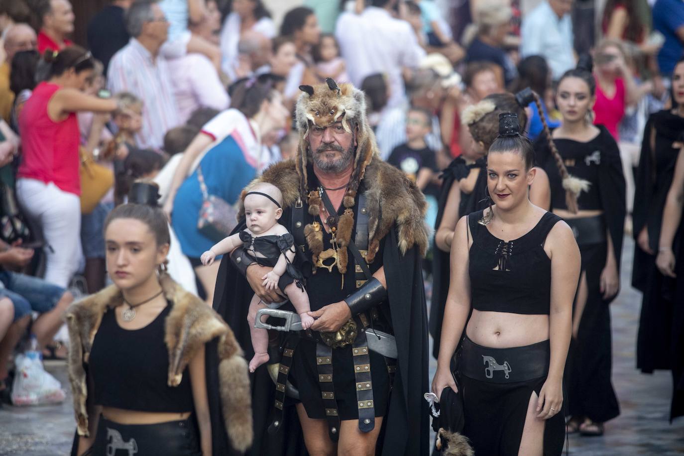 Cinco mil festeros lucen sus mejores galas en un cortejo que duró tres horas y media y que fue seguido por centenares de personas durante todo el recorrido