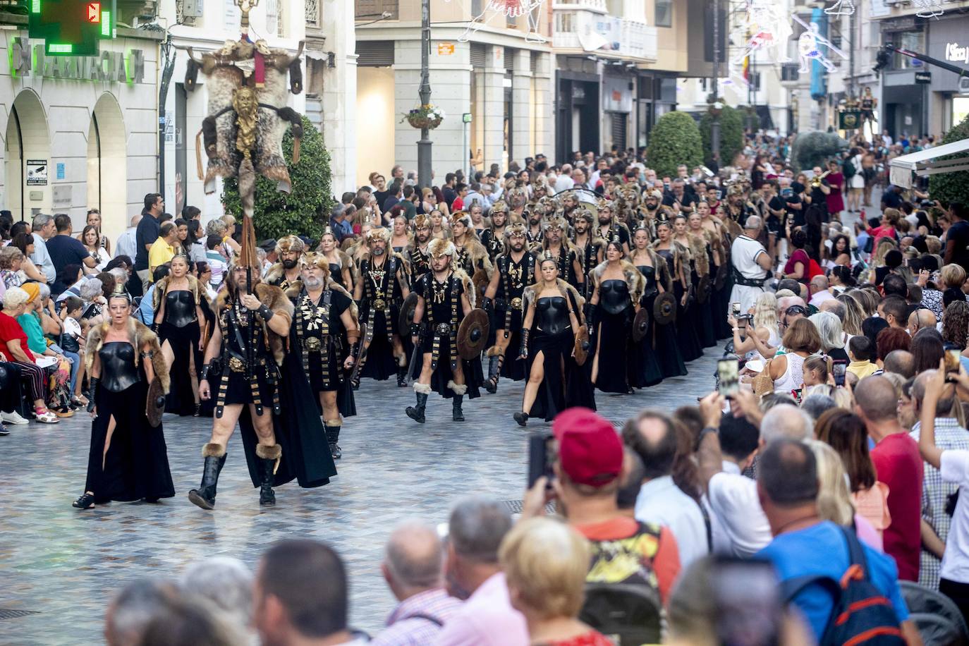 Cinco mil festeros lucen sus mejores galas en un cortejo que duró tres horas y media y que fue seguido por centenares de personas durante todo el recorrido