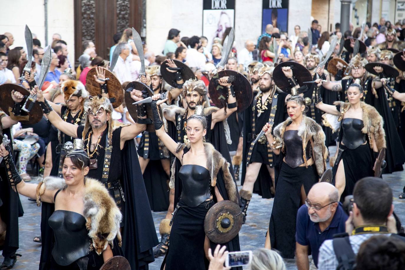 Cinco mil festeros lucen sus mejores galas en un cortejo que duró tres horas y media y que fue seguido por centenares de personas durante todo el recorrido