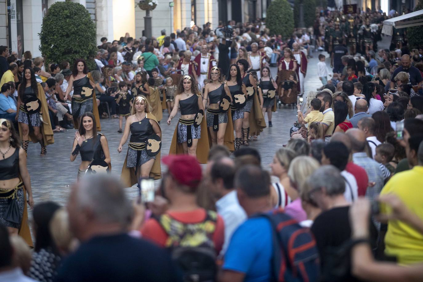 Cinco mil festeros lucen sus mejores galas en un cortejo que duró tres horas y media y que fue seguido por centenares de personas durante todo el recorrido