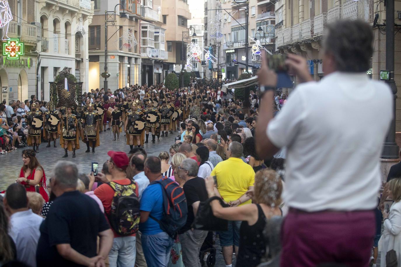 Cinco mil festeros lucen sus mejores galas en un cortejo que duró tres horas y media y que fue seguido por centenares de personas durante todo el recorrido