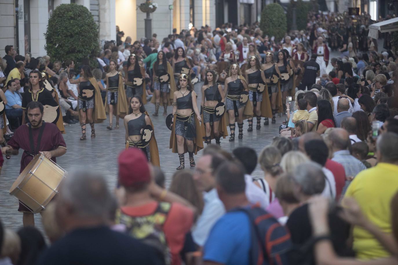 Cinco mil festeros lucen sus mejores galas en un cortejo que duró tres horas y media y que fue seguido por centenares de personas durante todo el recorrido
