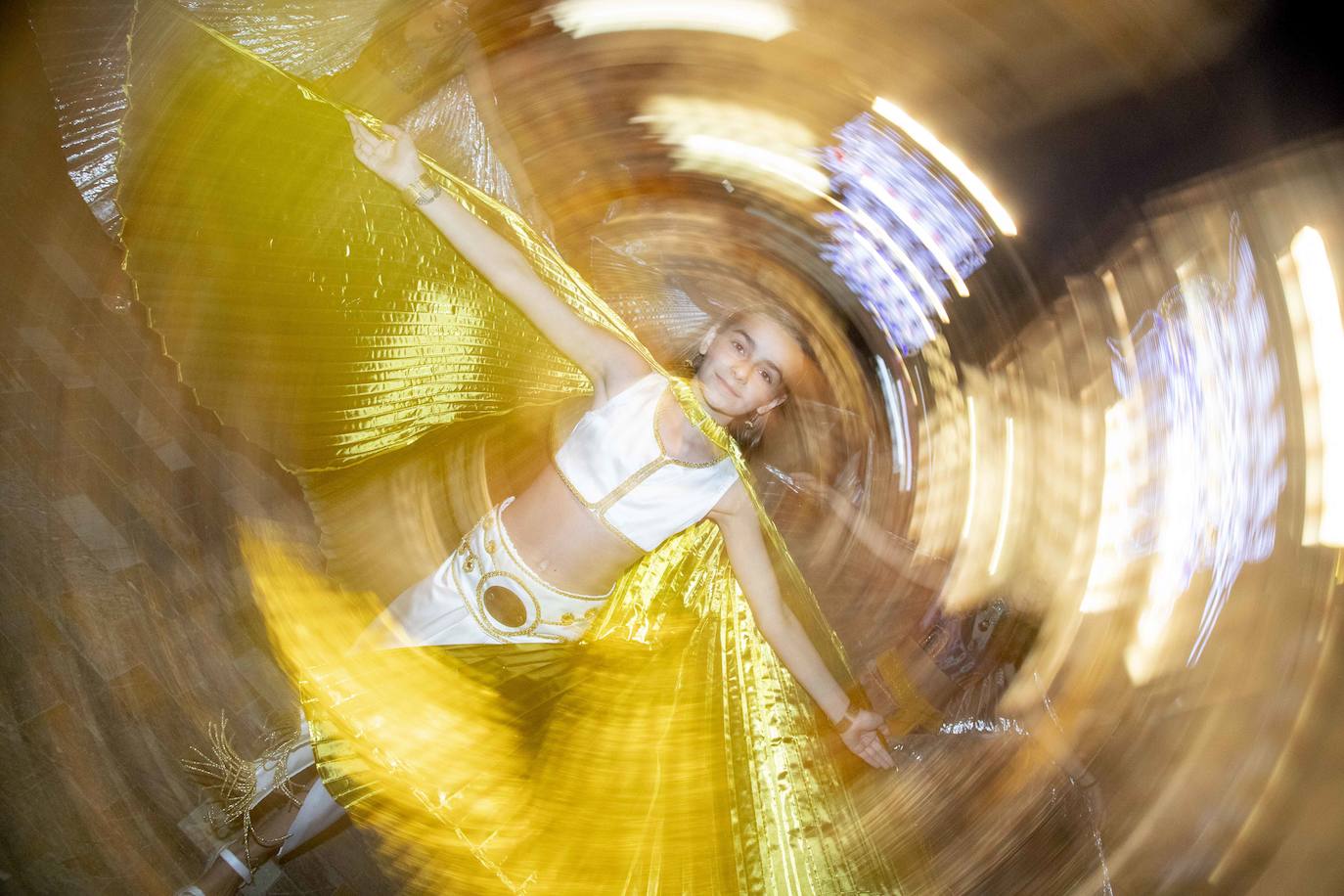 Cinco mil festeros lucen sus mejores galas en un cortejo que duró tres horas y media y que fue seguido por centenares de personas durante todo el recorrido