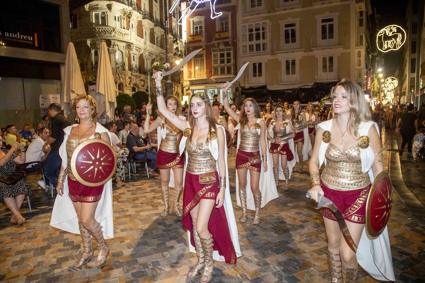 Cinco mil festeros lucen sus mejores galas en un cortejo que duró tres horas y media y que fue seguido por centenares de personas durante todo el recorrido