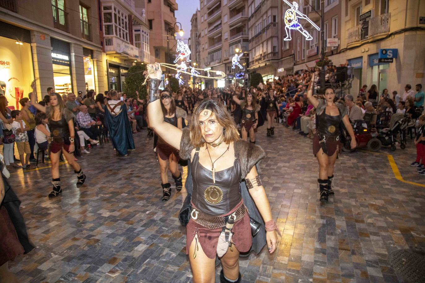 Cinco mil festeros lucen sus mejores galas en un cortejo que duró tres horas y media y que fue seguido por centenares de personas durante todo el recorrido