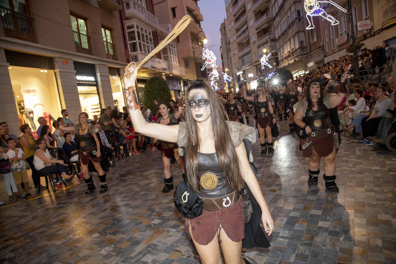 Cinco mil festeros lucen sus mejores galas en un cortejo que duró tres horas y media y que fue seguido por centenares de personas durante todo el recorrido