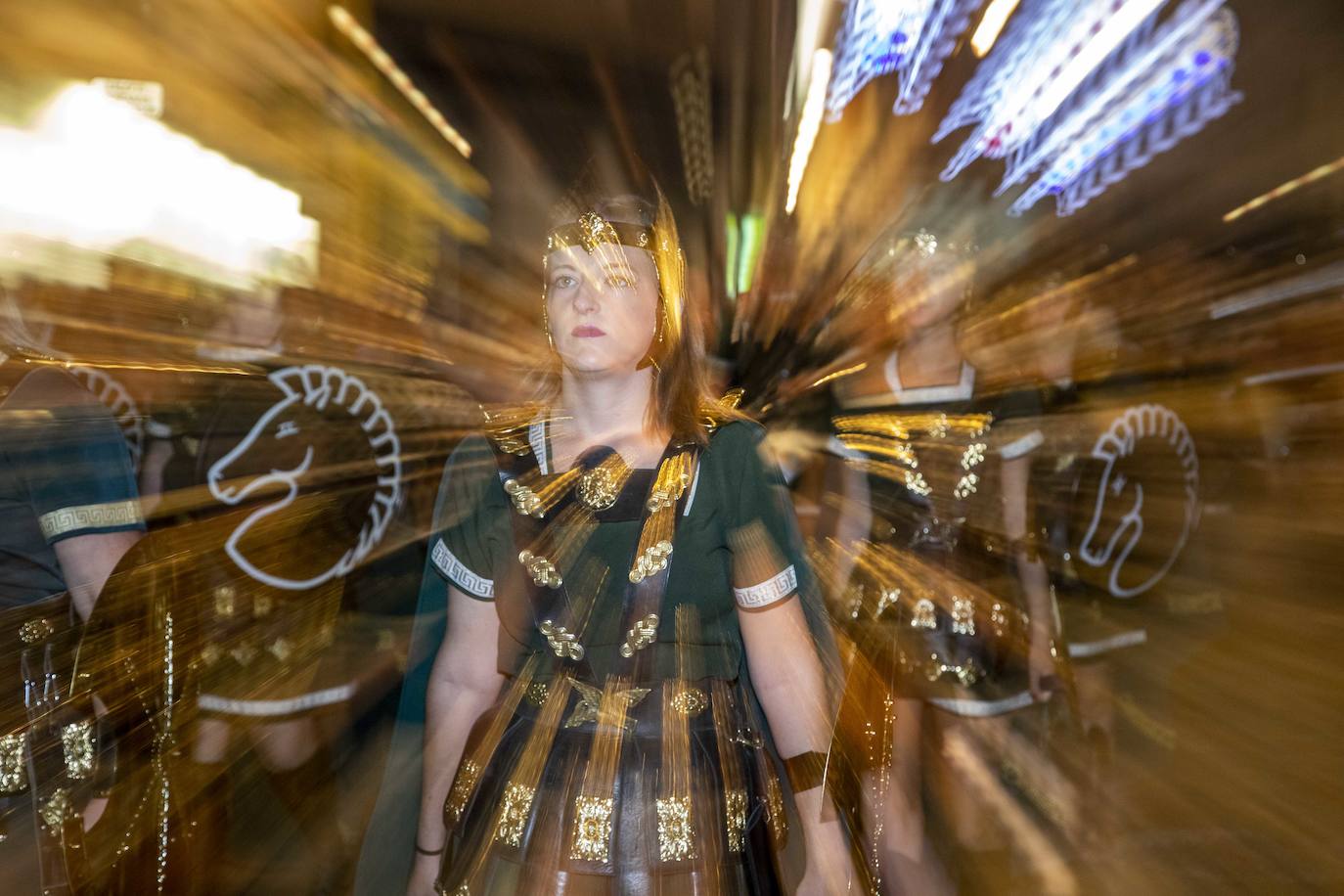 Cinco mil festeros lucen sus mejores galas en un cortejo que duró tres horas y media y que fue seguido por centenares de personas durante todo el recorrido