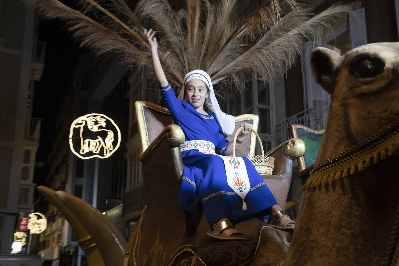 Cinco mil festeros lucen sus mejores galas en un cortejo que duró tres horas y media y que fue seguido por centenares de personas durante todo el recorrido