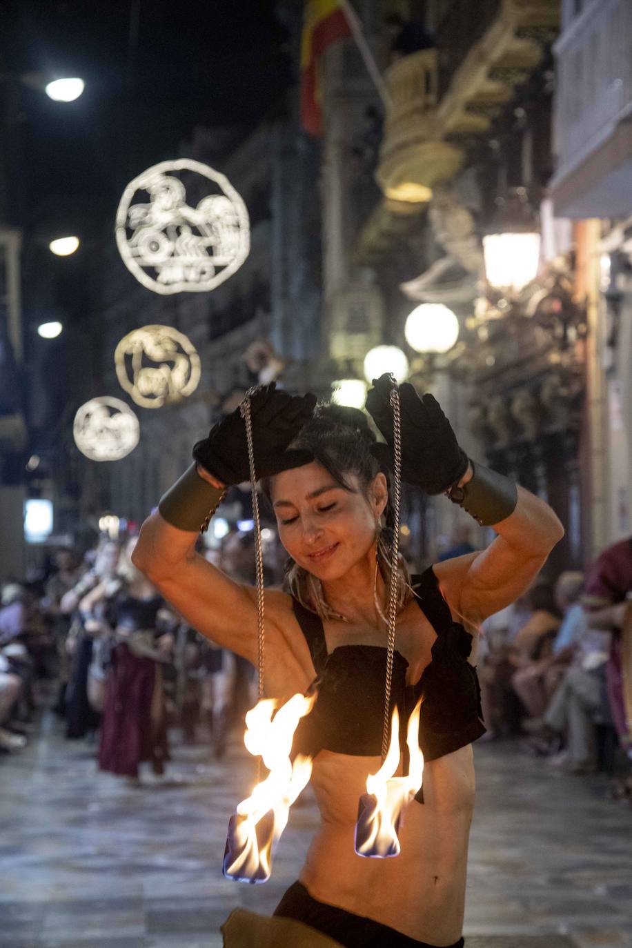 Cinco mil festeros lucen sus mejores galas en un cortejo que duró tres horas y media y que fue seguido por centenares de personas durante todo el recorrido