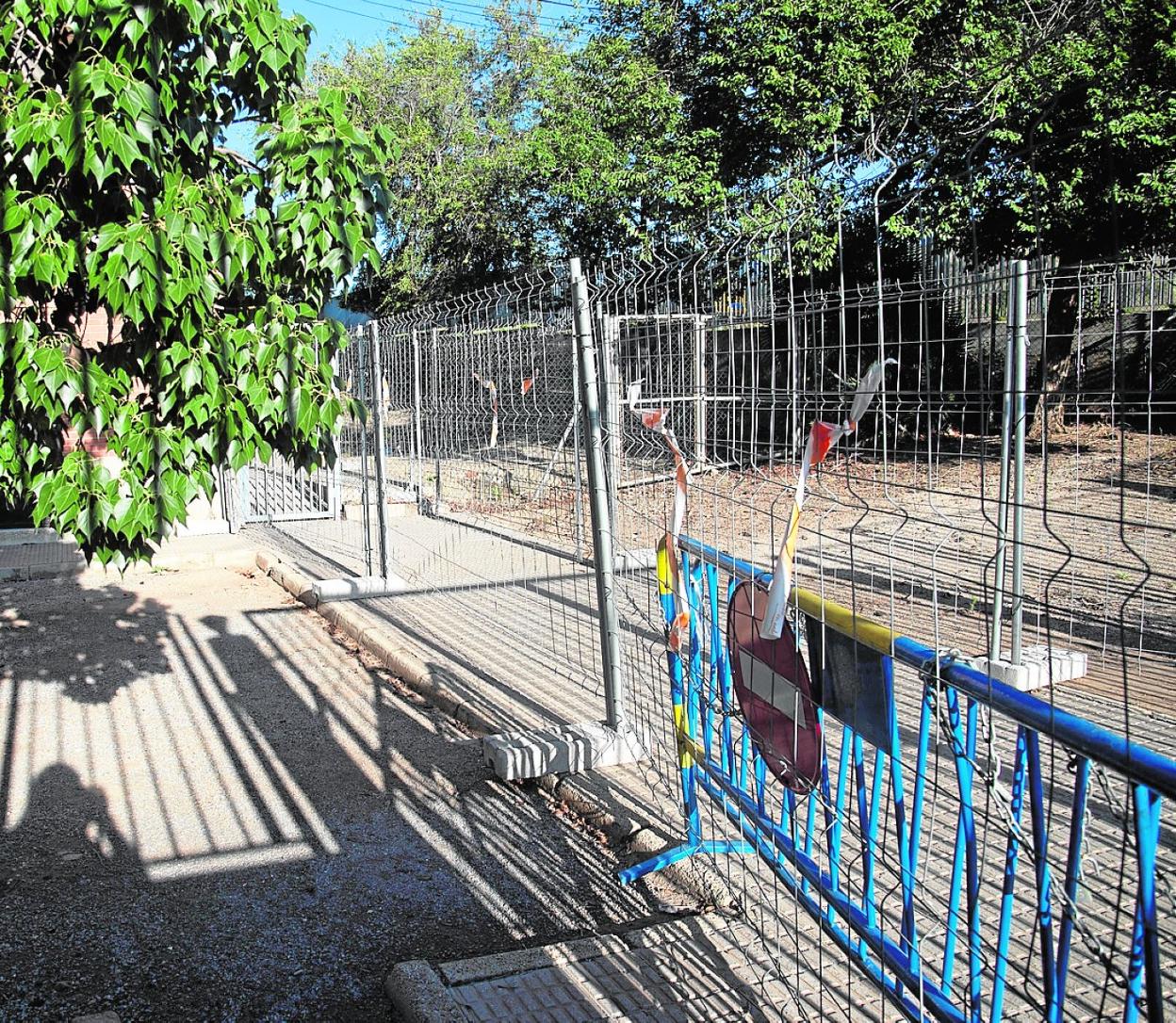 Vallas en el patio del Instituto Sierra Minera de La Unión, ayer. 
