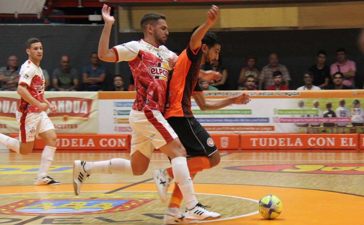 Andresito, jugador de ElPozo, intenta robar el balón.