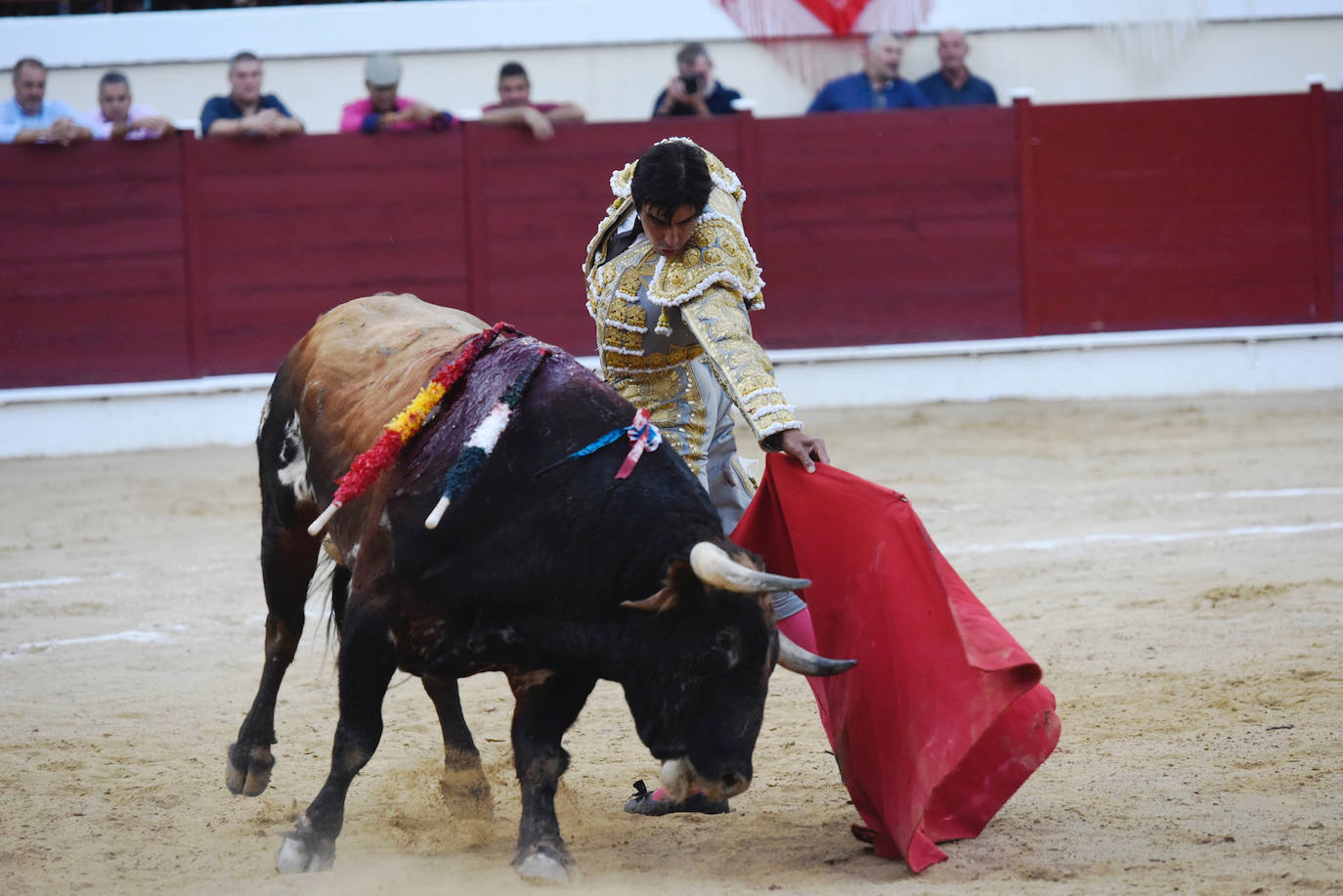 Perera dio una gran tarde de toros y se llevó cuatro orejas; Ponce y Ureña pasearon dos por coleta.