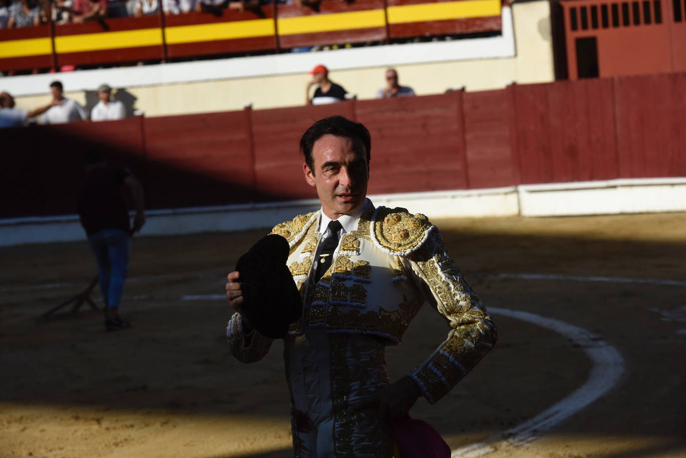 Perera dio una gran tarde de toros y se llevó cuatro orejas; Ponce y Ureña pasearon dos por coleta.