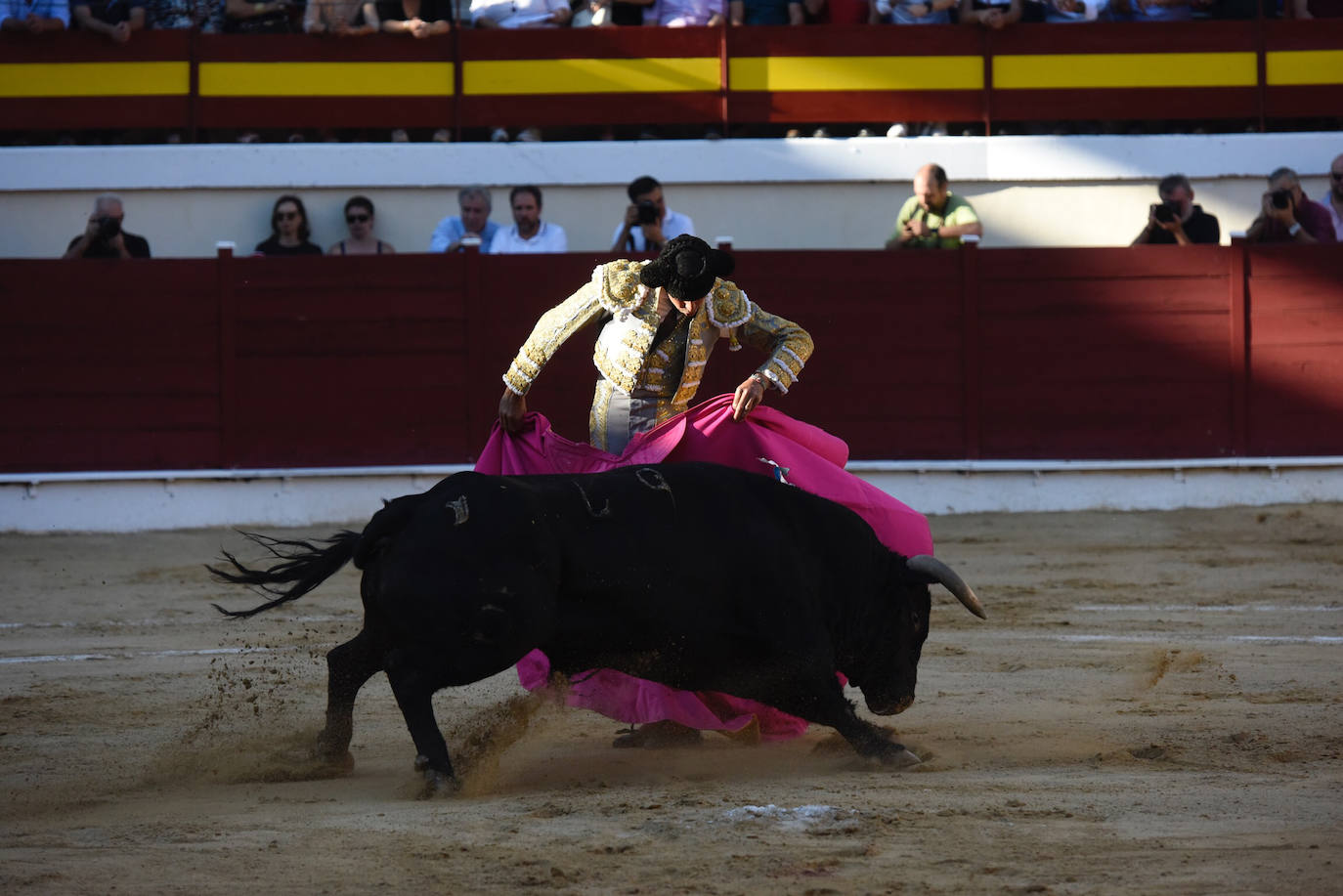 Perera dio una gran tarde de toros y se llevó cuatro orejas; Ponce y Ureña pasearon dos por coleta.