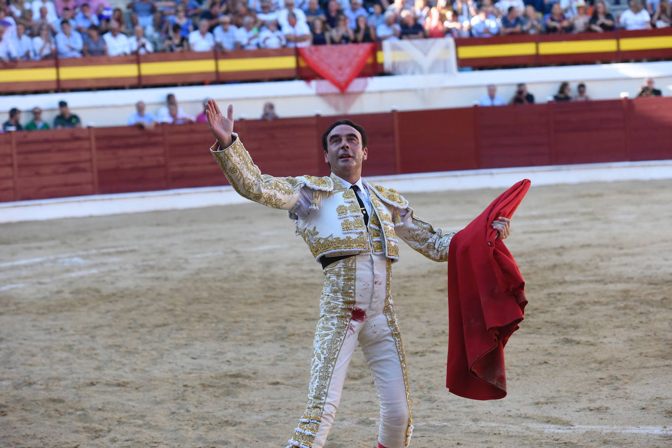 Perera dio una gran tarde de toros y se llevó cuatro orejas; Ponce y Ureña pasearon dos por coleta.