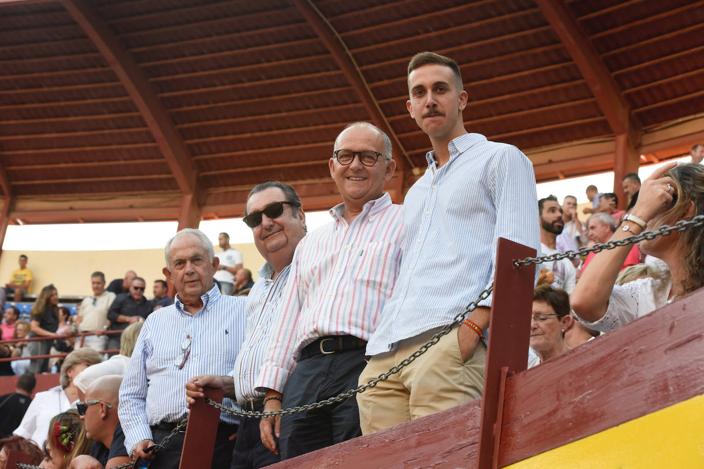 Perera dio una gran tarde de toros y se llevó cuatro orejas; Ponce y Ureña pasearon dos por coleta.