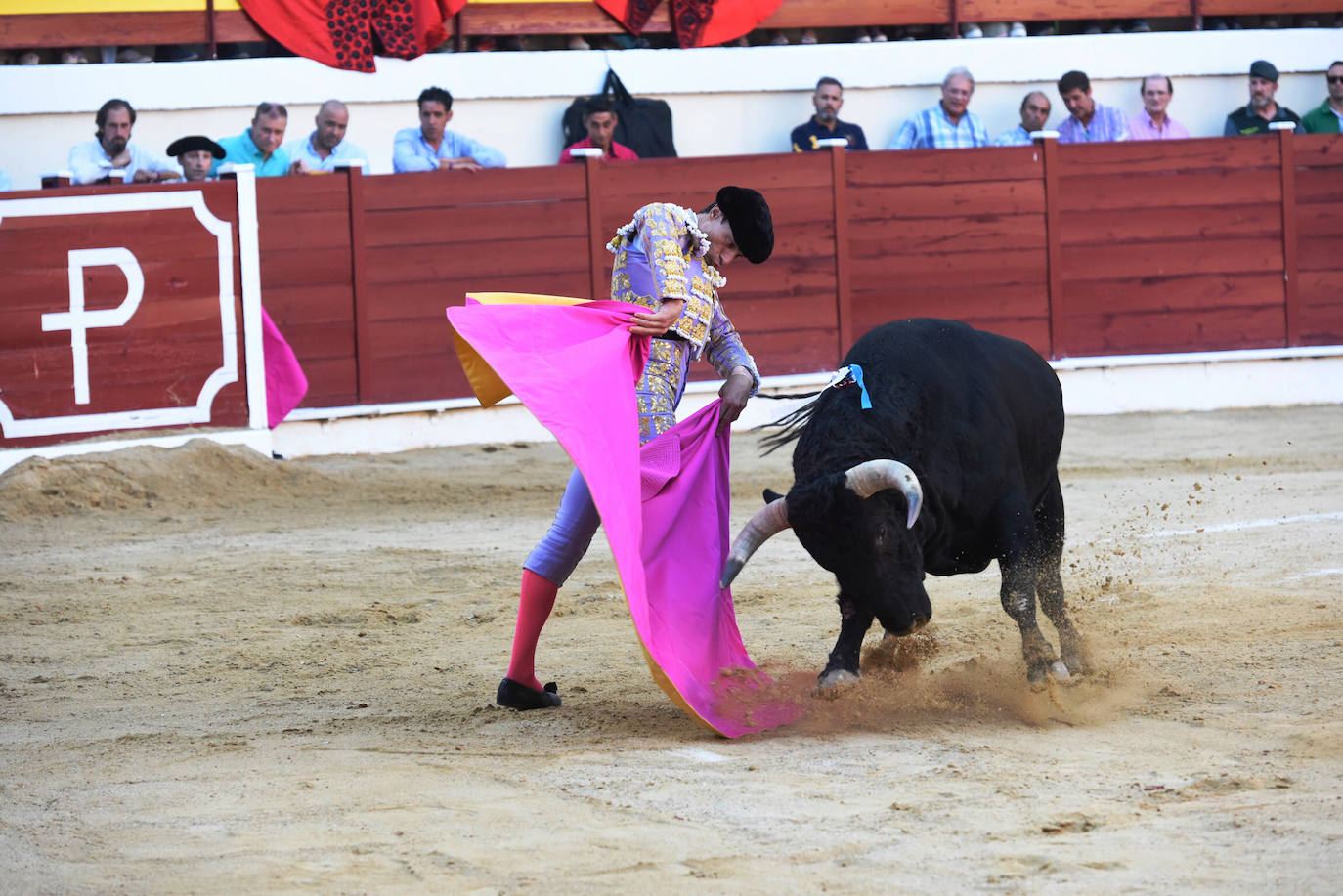 Perera dio una gran tarde de toros y se llevó cuatro orejas; Ponce y Ureña pasearon dos por coleta.