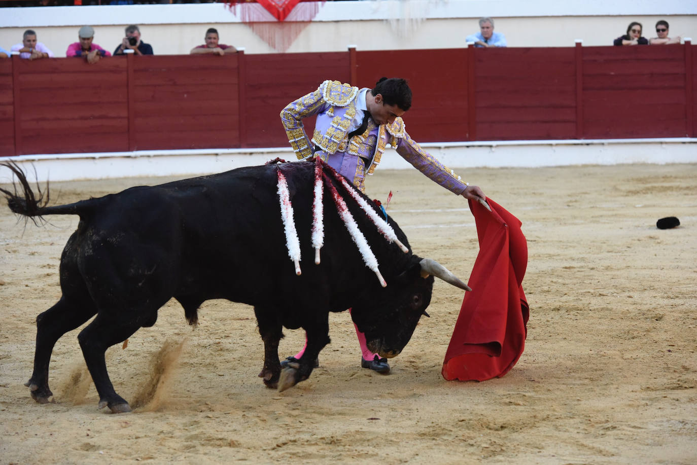 Perera dio una gran tarde de toros y se llevó cuatro orejas; Ponce y Ureña pasearon dos por coleta.